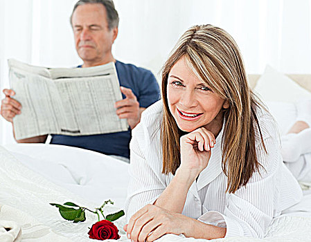 高兴,女人,玫瑰,丈夫,读,报纸,在家