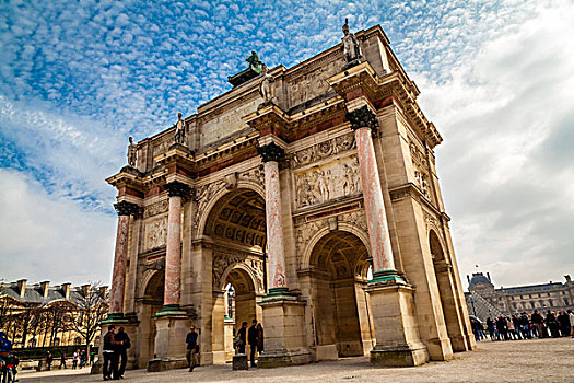法国巴黎卢浮宫广场前的小凯旋门