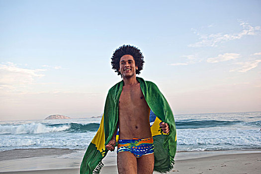 男青年,海滩,巴西国旗
