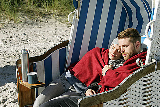 情侣,休息,沙滩椅,搂抱