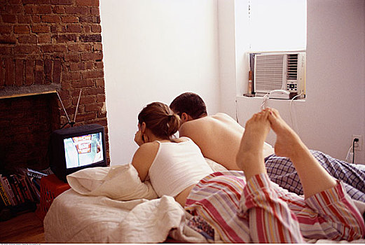 伴侣,看电视,床上