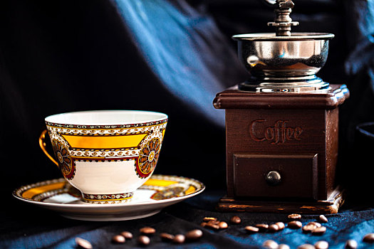 手工研磨咖啡机和骨刺咖啡杯咖啡豆