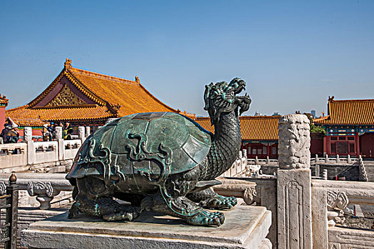 北京故宫博物院太和殿前铜龟与铜鹤