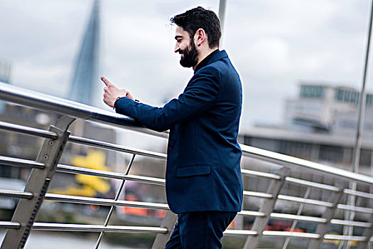 商务人士,站立,步行桥,读,智能手机,文字,伦敦,英国