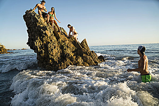 成年,朋友,涉水,攀登,岩石上,排列,新港海滩,加利福尼亚,美国