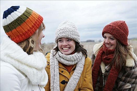 三个,笑,女青年,穿,帽子,围巾