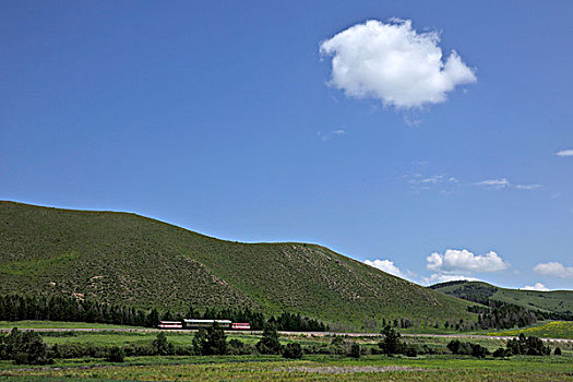 内蒙古呼伦贝尔阿尔山草原铁路运输运行的火车