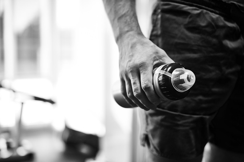 男人_拿着_瓶子_水_健身房_黑白_特写_图像_手_男青年_高清图片_全景