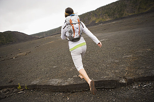 女人,远足,火山口,夏威夷火山国家公园,夏威夷