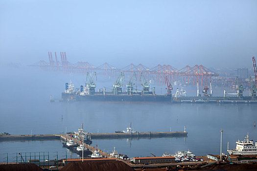山东省日照市,港口出现平流雾奇观,仙境,下的港口美不胜收