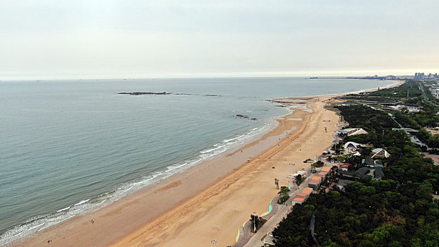 山东省日照市,初夏海滨凉风习习,沙滩洁净海水清澈让人心旷神怡