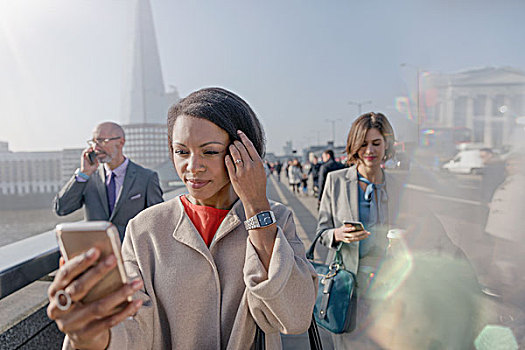 职业女性,手机,晴朗,城市,步行桥,伦敦,英国