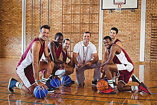 教练,运动员,跪着,篮球,球场,头像,微笑