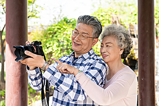 老年夫妻旅游