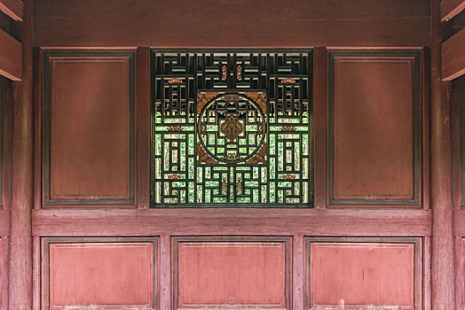 中式建筑木墙花窗