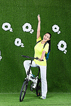 草地创意女青年骑自行车