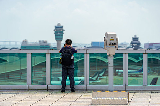 一名摄影师正在香港国际机场进行摄影