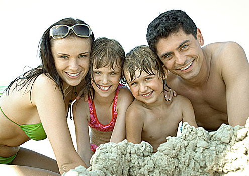 家庭,玩,沙子,海滩,看镜头,微笑,头像