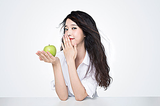 穿白襯衫披著長發的美女