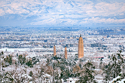 大理三塔雪景