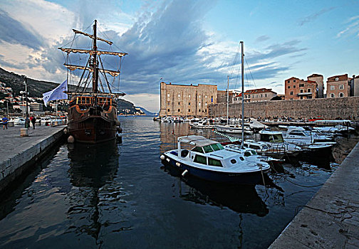 克罗地亚杜布罗夫尼克老城区,世界文化遗产,东端沿亚得里亚海的杜布罗夫尼克港,远处是圣伊万要塞,要塞的一部分现已被改造为海洋博物馆