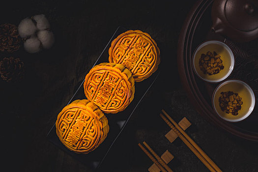 中秋佳节,品尝,美味,蛋黄,莲蓉月饼