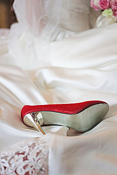 白色婚纱上的红色婚鞋