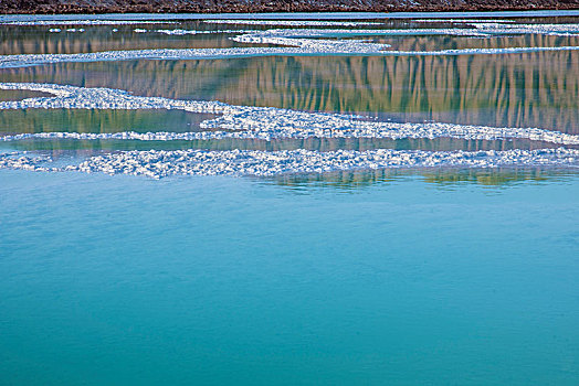 青海柴达木盆地花土沟镇茫崖,翡翠湖,湖中露出的卤盐天然结晶层