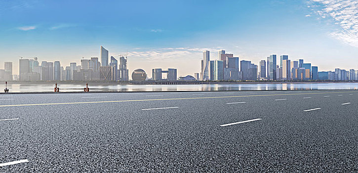 前景为沥青路面的杭州摩天大楼