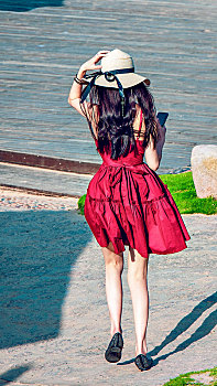 穿红裙女人的背影