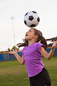 女孩,顶球,足球,练习,球场