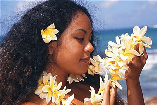 特写,年轻,夏威夷,女人,嗅,白色,鸡蛋花,花环,海滩,背景