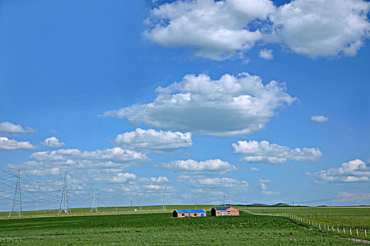内蒙古呼伦贝尔鄂温克族旗伊敏河畔草原高压输电线
