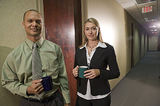 肖像,两个,多种族,同事,咖啡杯,办公室,走廊