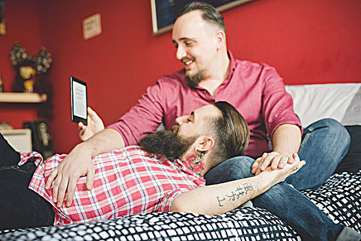 同性恋,情侣,智能手机,卧室