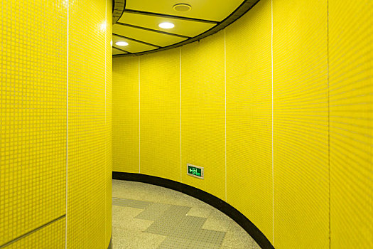 地铁内黄色走廊通道
