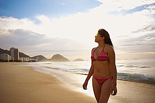 成年,女人,漫步,科巴卡巴纳海滩,里约热内卢,巴西
