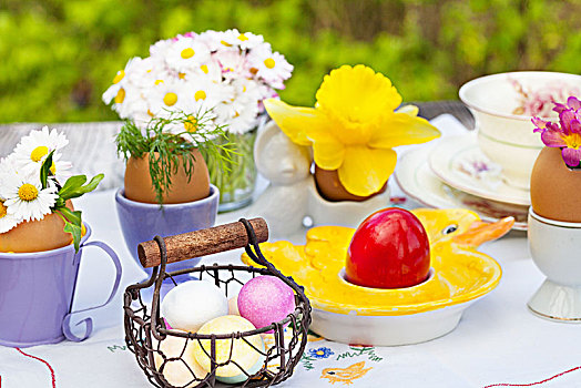 复活节早餐,复活节装饰,花园桌