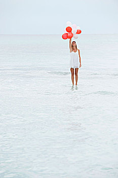 女人,站立,水面,拿着,束,气球