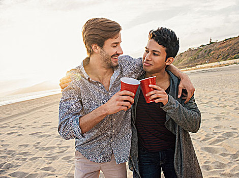两个,男性,朋友,饮料,一起,海滩,相拥