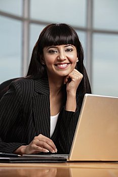 印度女人,微笑,工作,笔记本电脑
