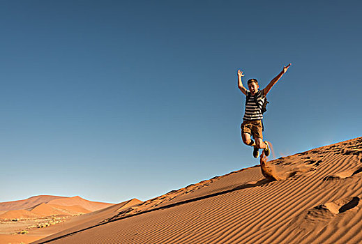 青少年,跳跃,跑,沙丘,索苏维来地区,纳米布沙漠,纳米比亚,非洲