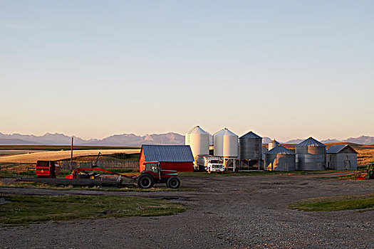 农场,谷仓,拖拉机,夹锭钳,溪流,艾伯塔省,加拿大