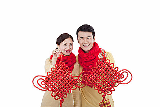 青年伴侣拿着中国结庆贺春节