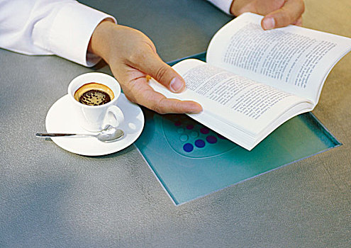男人,手,拿着,书本,靠近,杯子,浓咖啡