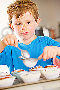 男孩,浇撒,杯形蛋糕,糖粉