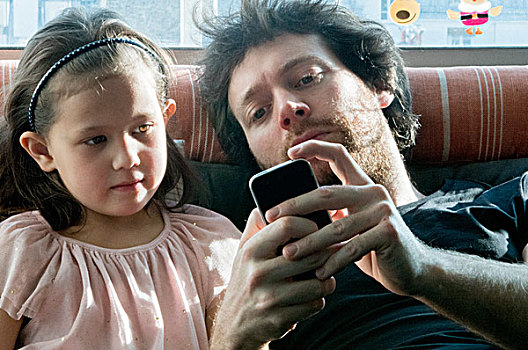 父亲,孩子,女儿,看,智能手机,一起