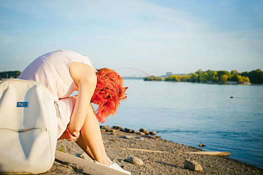 女孩,苍白,粉红裙,红发,背包,走,河岸,坐,沙,岸边