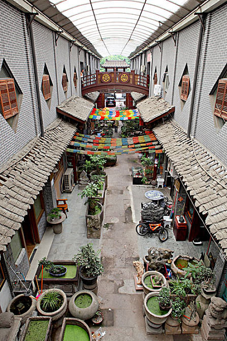 成都送仙桥古玩艺术城的街道