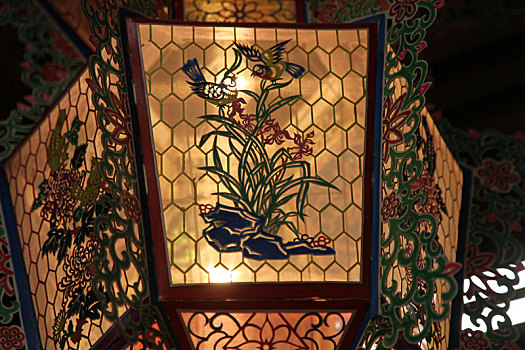 福建泉州,中山路上张灯结彩的传统灯笼